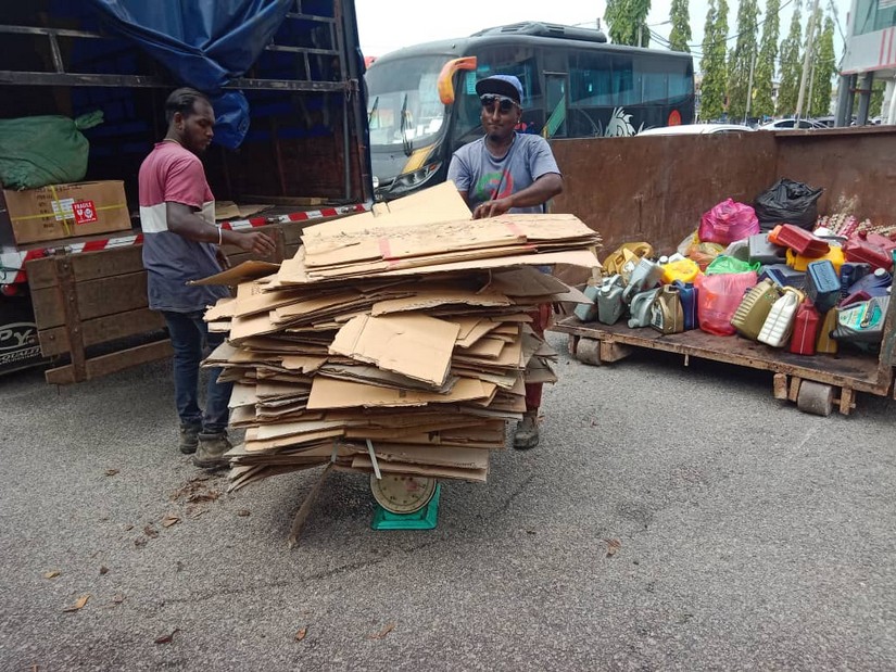 Weighing cardboard on site