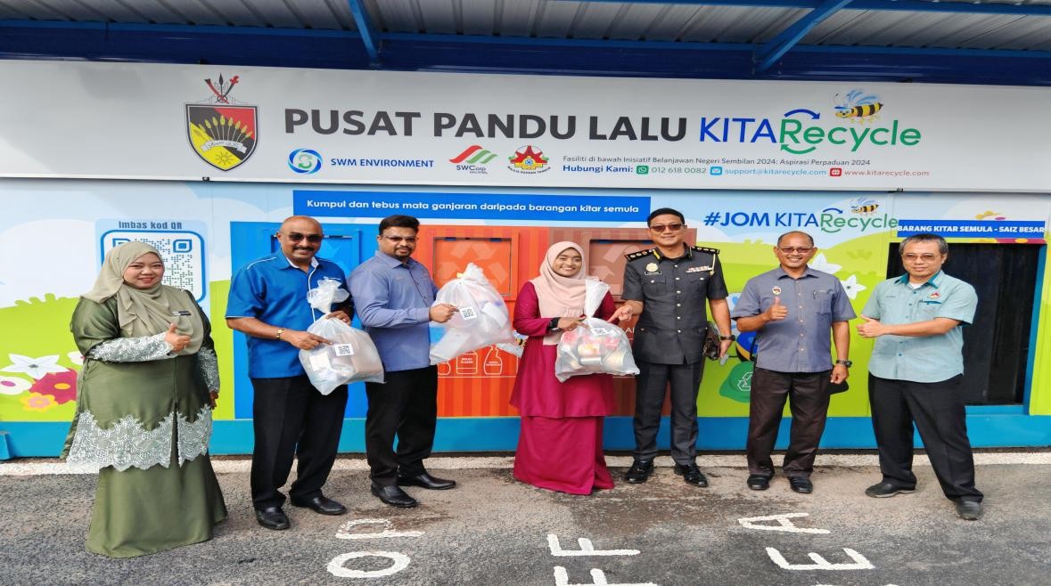 Group photograph in front of the DTRC
