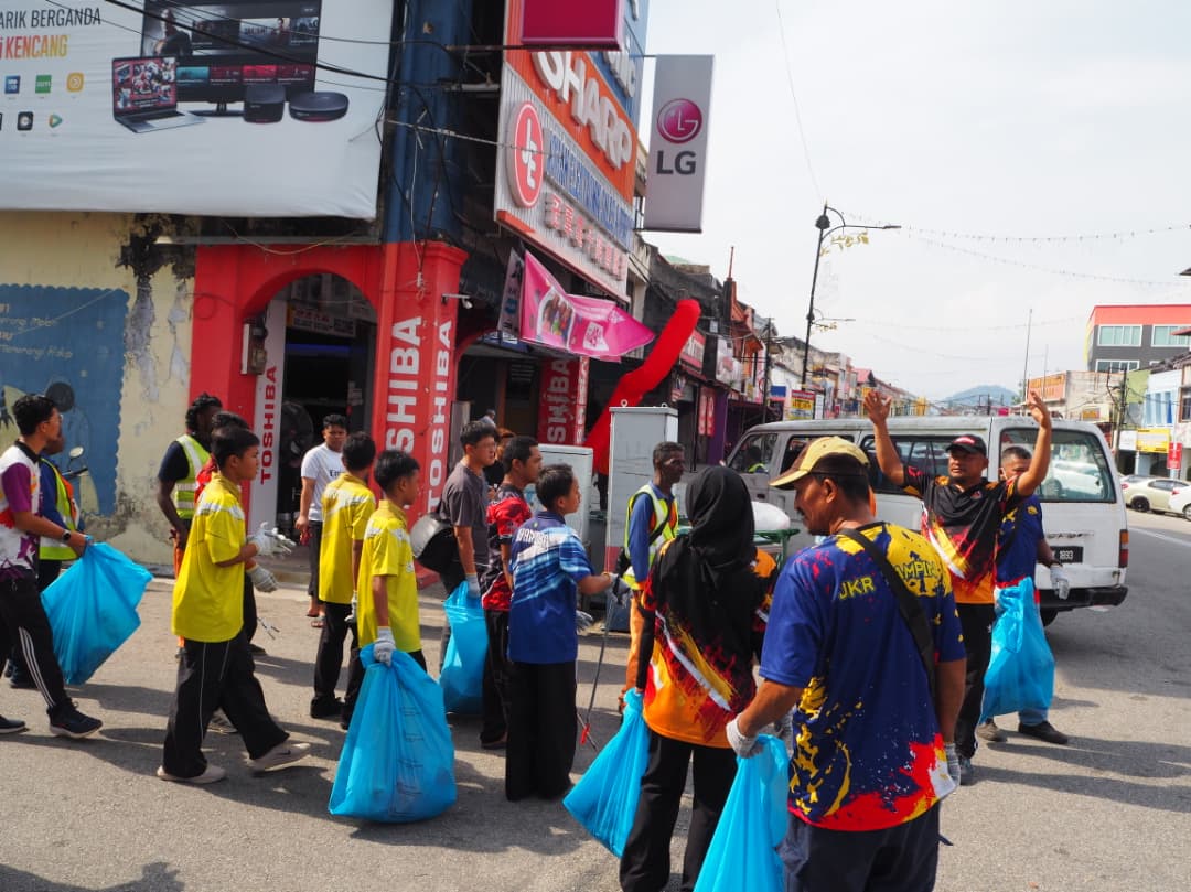 Gotong-royong crew collecting recyclables around Pekan Tampin