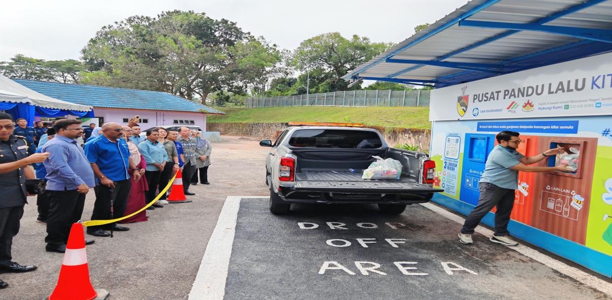 Drop-off demonstration at KITArecycle centre