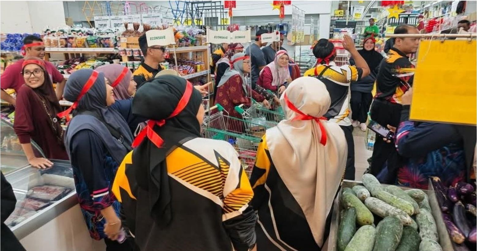 Shopping Rush Challenge participants at Econsave Tampin