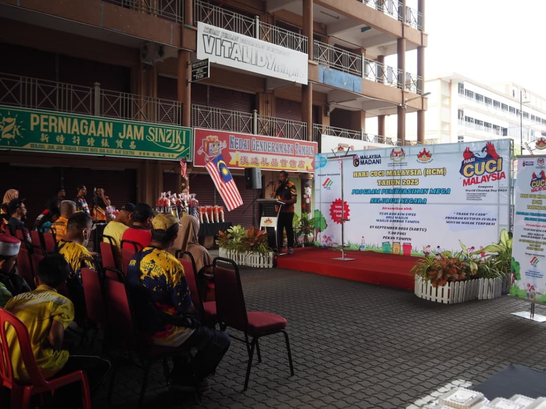 Participants registering at Tampin Square