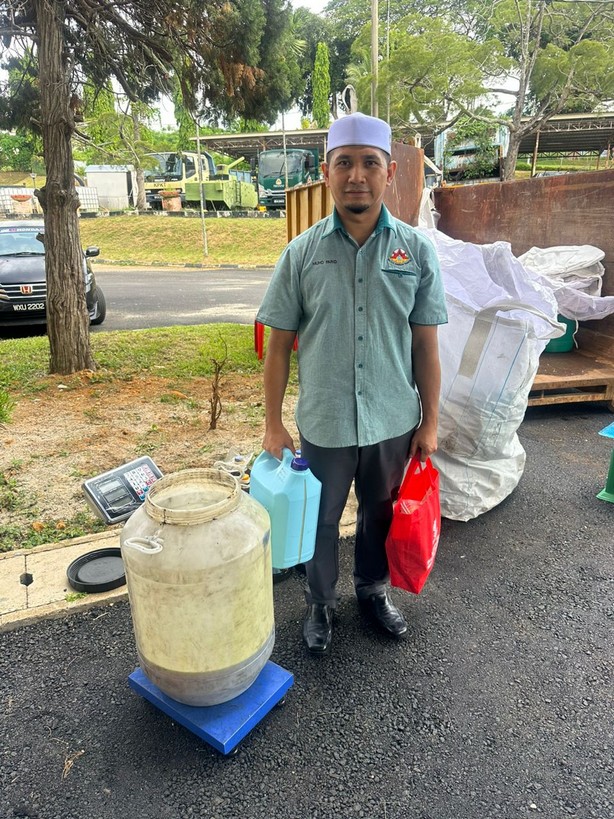 Used cooking oil collection containers