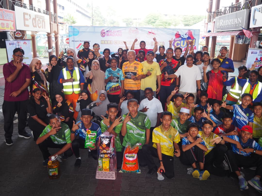 Hari Cuci Malaysia 2025 participants group photo at Tampin Square